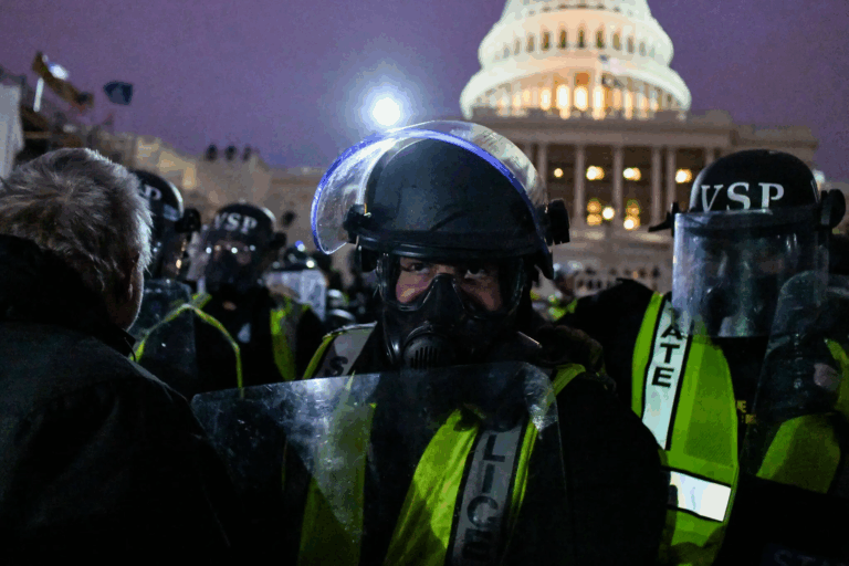 Thượng viện đồng ý trưng bày bảng tưởng niệm ngày 6/1 vinh danh các sĩ quan thực thi pháp luật