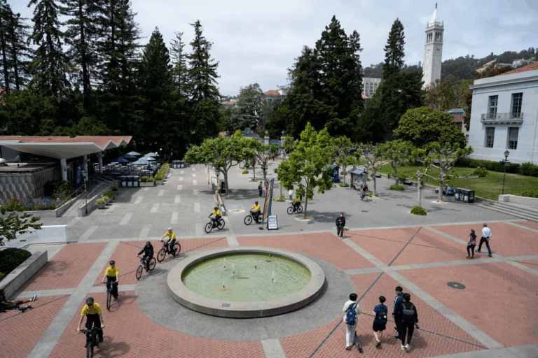 Đại học CALIFORNIA ghi nhận lượng tuyển sinh kỷ lục bất chấp sức ép từ Trump