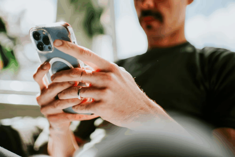 Cựu nhân viên Quốc hội bị truy tố vì cuỗm gần 250 điện thoại chính phủ