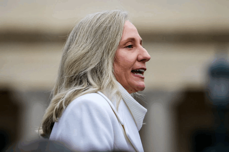 Abigail Spanberger tuyên thệ nhậm chức, trở thành nữ Thống đốc đầu tiên của bang Virginia