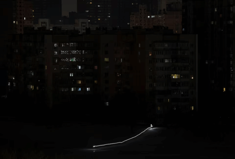 Gần 60% thủ đô Kyiv mất điện khi các đợt không kích của Nga làm tê liệt lưới điện