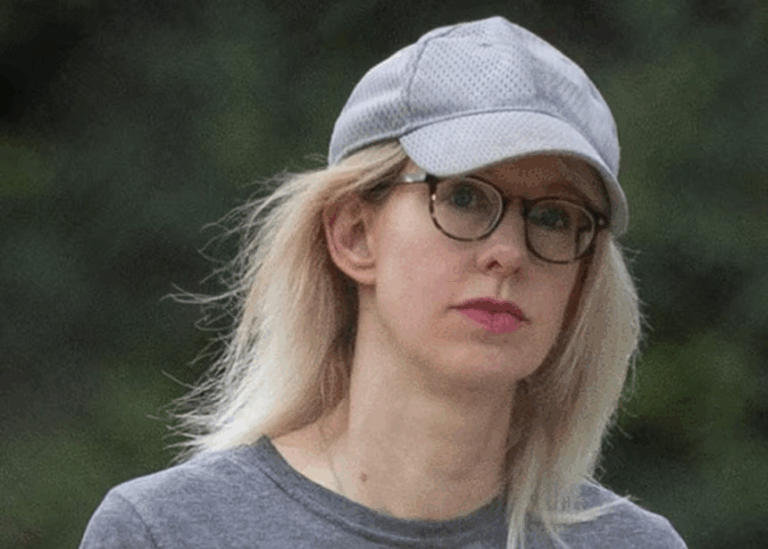 Elizabeth Holmes xin ông Trump cho ra tù sớm