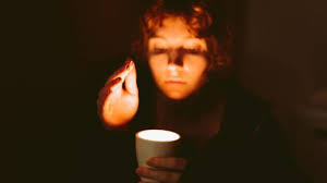 Mất điện? Dưới đây là 5 cách giữ ấm – và 1 điều tuyệt đối không nên làm