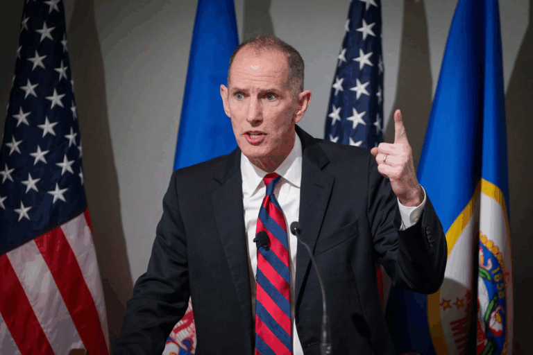 Ứng viên Cộng hòa rút khỏi cuộc đua Thống đốc Minnesota, chỉ trích chiến dịch siết nhập cư