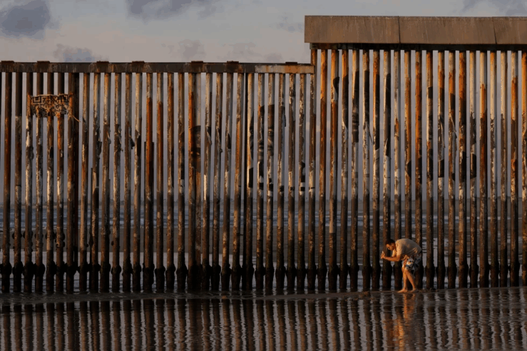 Siết nhập cư dưới thời Trump làm đà tăng dân số Mỹ chậm lại, dù dân số đạt 342 triệu người